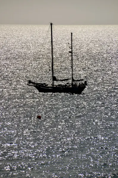 Silhouette Bateau dans l'océan — Photo