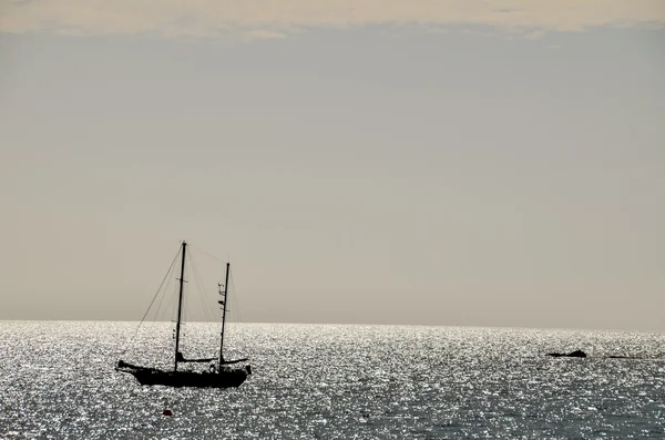 Silhouette Boat in the Ocean — Stock Photo, Image