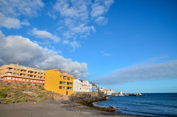 Spiaggia tropicale vicino alla città — Foto Stock