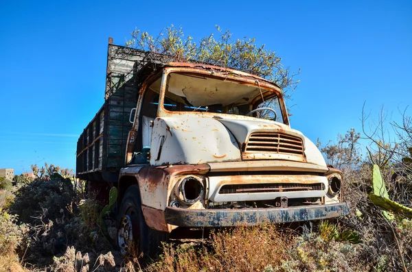 Rostiger herrenloser LKW — Stockfoto