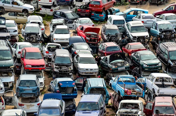 Alte Schrottautos auf Schrottplatz — Stockfoto