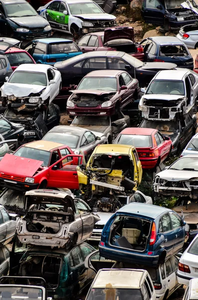 Alte Schrottautos auf Schrottplatz — Stockfoto