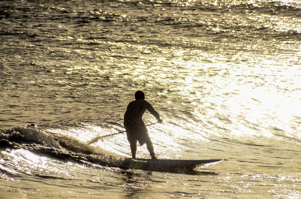 Silhouet Surfer bij zonsondergang — Stockfoto
