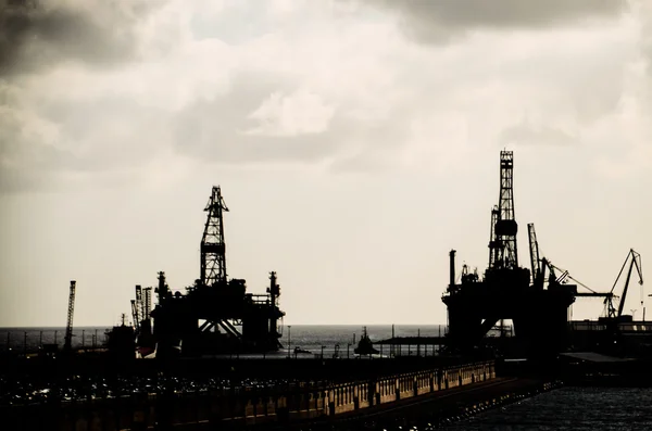 Silhueta de equipamento de perfuração de petróleo — Fotografia de Stock