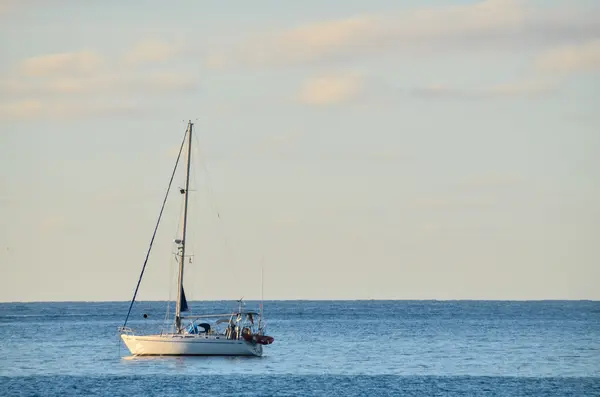 Barco en el océano — Foto de Stock