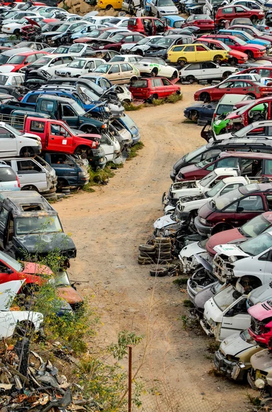 Oude auto 's op Junkyard — Stockfoto