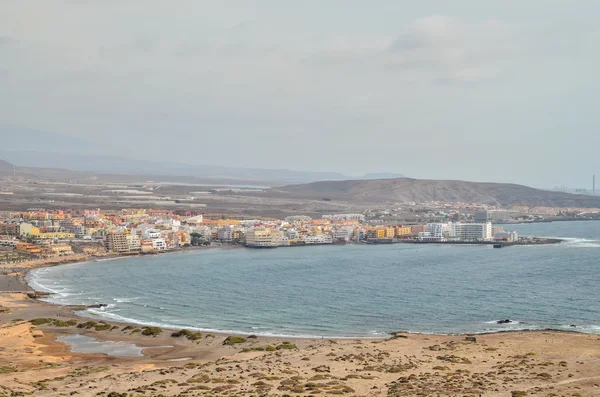 Plage tropicale près de la ville — Photo