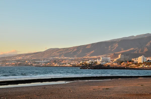 Tropischer Strand in der Nähe der Stadt — Stockfoto