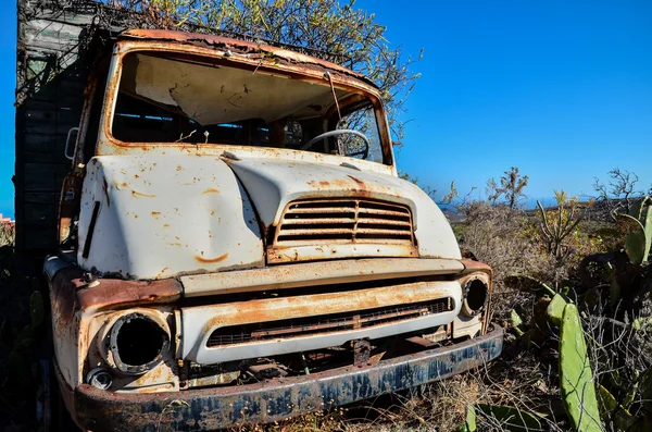 Rostig övergiven lastbil — Stockfoto