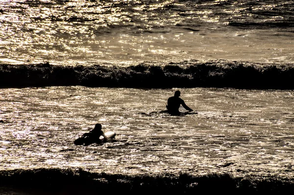 Silhouette Surfeur au coucher du soleil — Photo