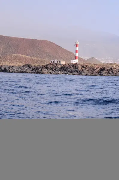 Faro alto cerca de la costa —  Fotos de Stock