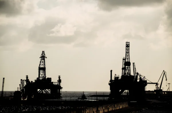 Silhueta de equipamento de perfuração de petróleo — Fotografia de Stock