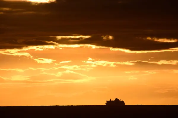 Le coucher du soleil dans la mer — Photo