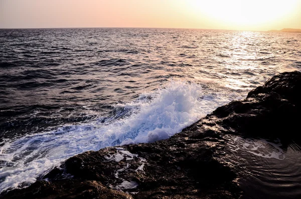 Onde forti che si infrangono sulla costa vulcanica — Foto Stock