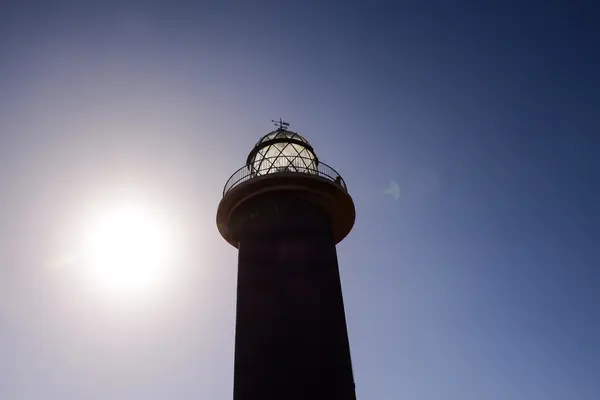 Farol velho perto do mar — Fotografia de Stock