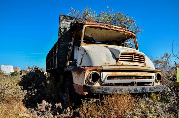 Ржавый заброшенный грузовик — стоковое фото