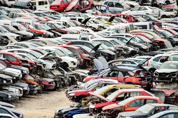 Alte Schrottautos auf Schrottplatz — Stockfoto