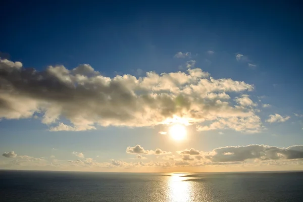 Il sole che tramonta nel mare — Foto Stock