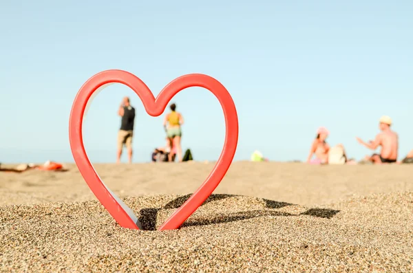 Hart op het zandstrand — Stockfoto