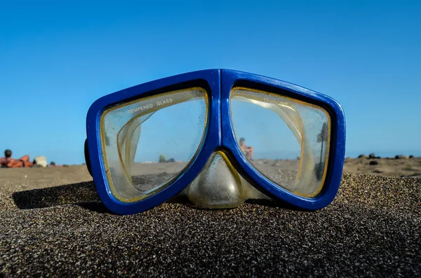 Máscara de buceo en la playa de arena — Foto de Stock