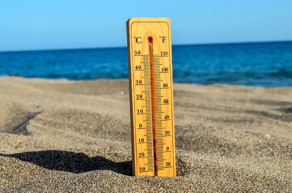Teploměr na písečné pláži — Stock fotografie