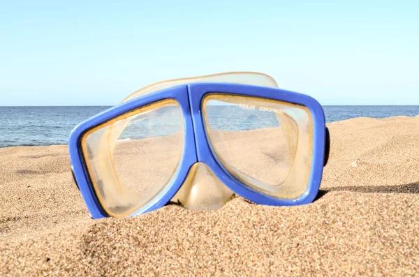 Dykning Mask på Sand stranden — Stockfoto