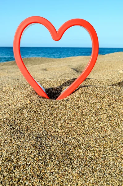 Coração na praia de areia — Fotografia de Stock