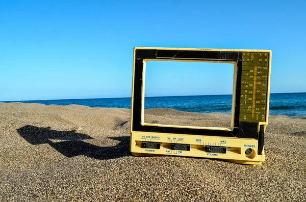 Televisie op het zandstrand — Stockfoto