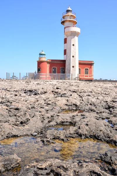 Stara latarnia morska w pobliżu morza — Zdjęcie stockowe