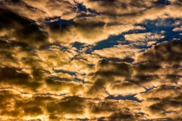 Farbige Wolken bei Sonnenuntergang — Stockfoto