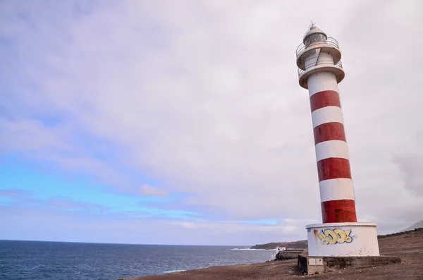 Hoge vuurtoren in de buurt van de kust — Stockfoto