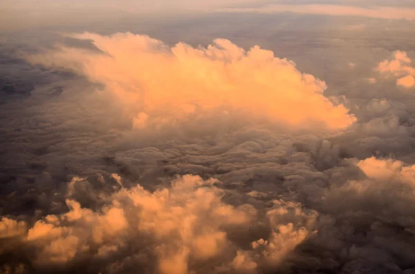 구름 위의 비행 — 스톡 사진