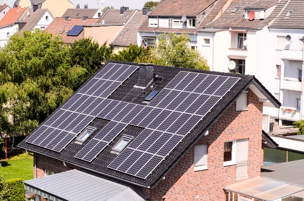Zielona energia odnawialna z panelami fotowoltaicznymi — Zdjęcie stockowe