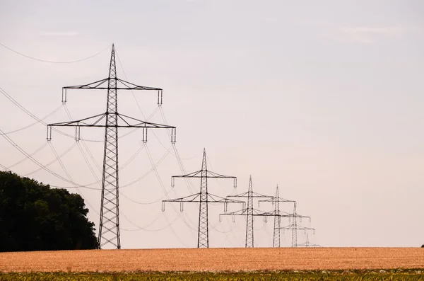 Hoogspanning elektrische transmissietoren — Stockfoto