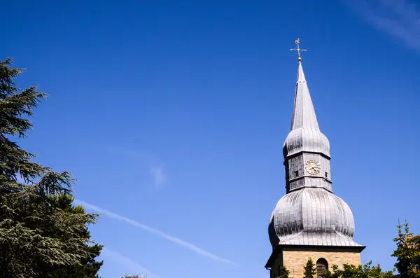 Torre típica de la iglesia del campanario gótico — Foto de Stock