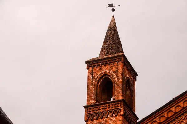 Typický gotická zvonice kostela věž — Stock fotografie