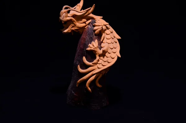 Деревянная статуэтка дракона ручной работы — стоковое фото