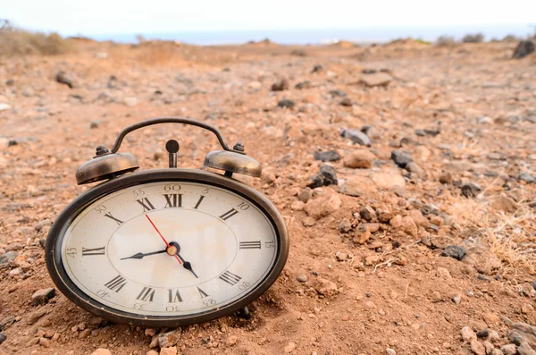 Orologio analogico classico nella sabbia — Foto Stock