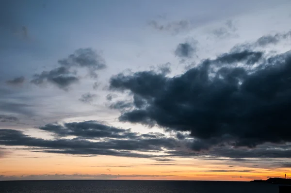 Kleurrijke wolken bij zonsondergang — Stockfoto