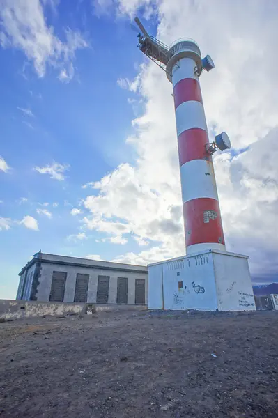 Rot-weißer Leuchtturm — Stockfoto