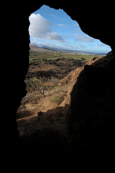 Grotta vicino a un vulcano nel deserto — Foto Stock