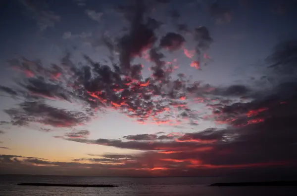Kleurrijke wolken bij zonsondergang — Stockfoto