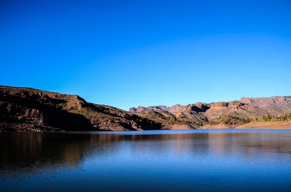 Lago di acqua scura a Gran Canaria — Foto Stock