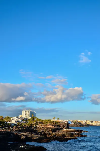 Spiaggia tropicale vicino alla città — Foto Stock