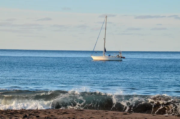 Barco en el océano — Foto de Stock