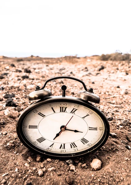 Klassische analoge Uhr im Sand — Stockfoto