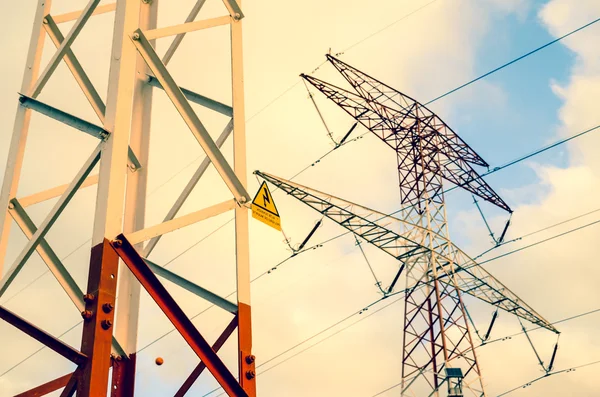 Torre de transmisión eléctrica de alto voltaje — Foto de Stock