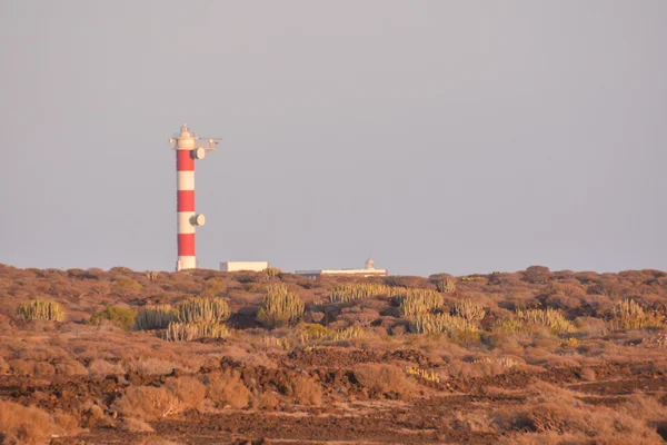 Faro alto vicino alla costa — Foto Stock