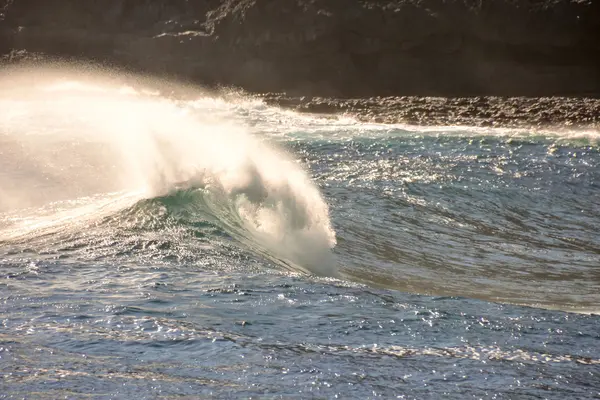 Grande onda nell'oceano — Foto Stock