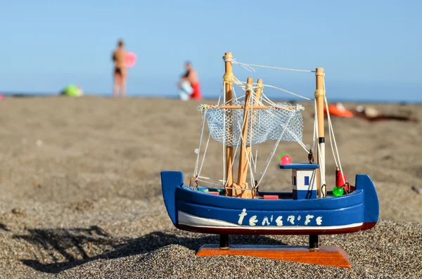 Speelgoed boot op het zandstrand — Stockfoto